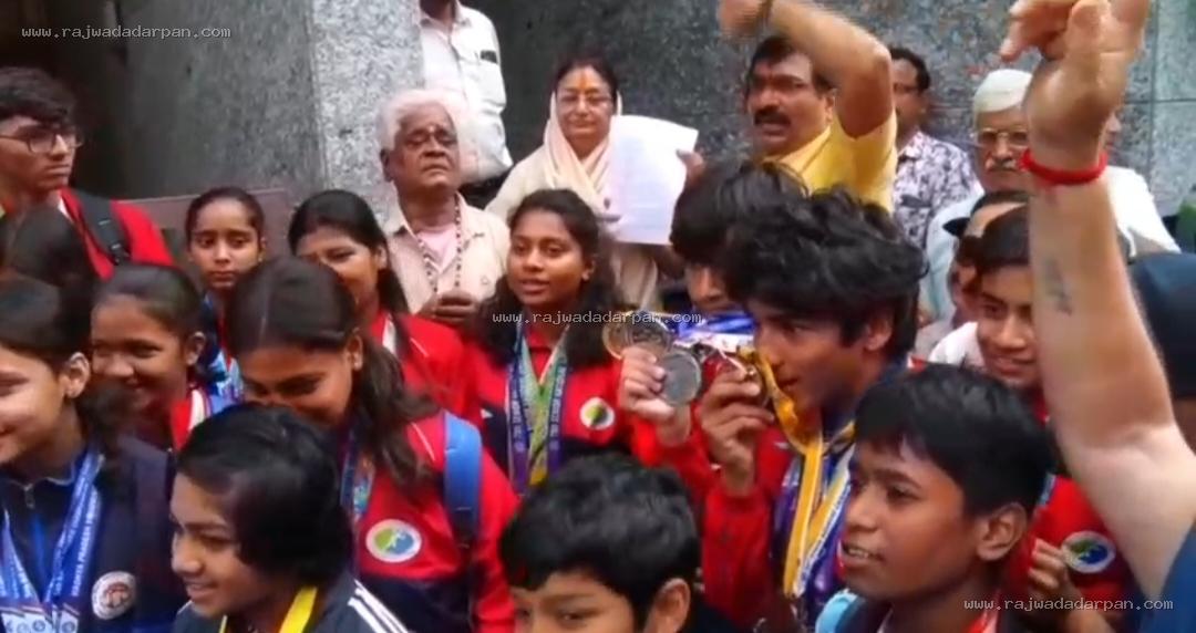 तरण पुष्कर बचाने तैराकों का मोर्चा: विधायक मालिनी गौड़ के घर पहुंचे खिलाड़ी, बोलीं- मुख्यमंत्री से करूंगी चर्चा

&nbsp; - 2