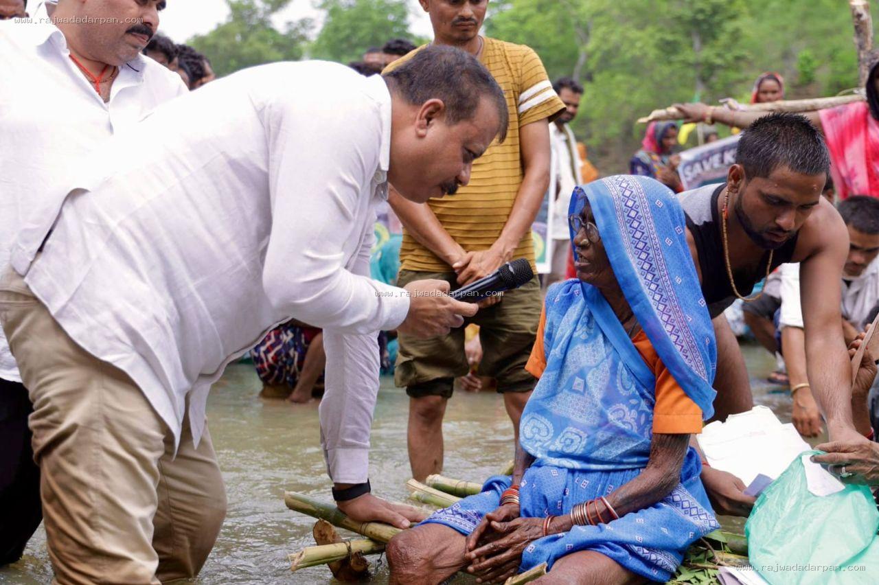 नेता प्रतिपक्ष छतरपुर में केन-बेतवा लिंक परियोजना से प्रभावित किसानों, दलितों और आदिवासियों से मिले - 2
