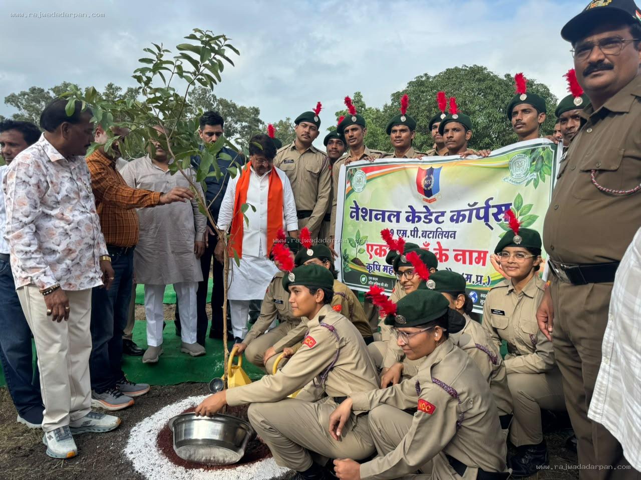 'एक पेड़ माँ के नाम' अभियान का आगाज: कृषि महाविद्यालय में 15 हजार पौधे रोपे, मंत्री कैलाश बोले- प्राकृतिक खेती से घटेगा इलाज का खर्च

&nbsp;