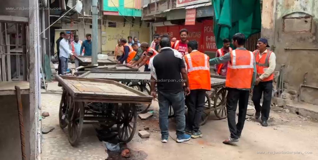 सियागंज में 90 साल पुराना जर्जर मकान बुलडोजर से ढहाया, बड़ा हादसा टला - 2