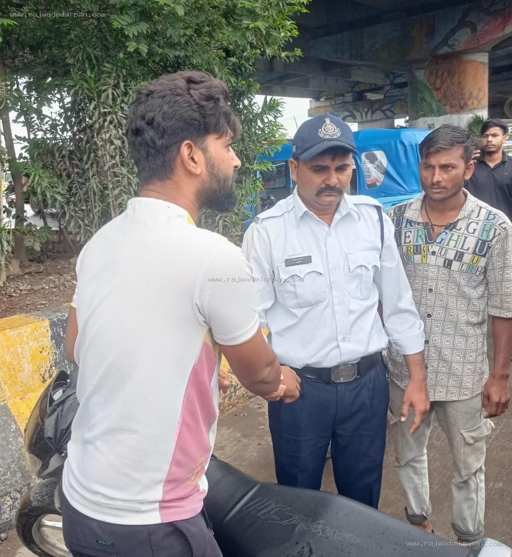 चोर मोबाइल लेकर बाइक से भागा, ट्रैफिक पुलिस ने चौराहे पर ही दबोचा

&nbsp;