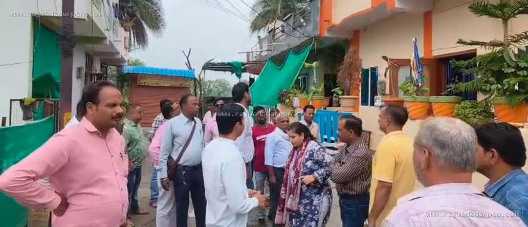 टैक्स वसूली के दौरान हंगामा, नगर निगम कर्मचारी से कथित मारपीट; कार्रवाई की मांग पर थाने पहुंचा पूरा अमला - 3