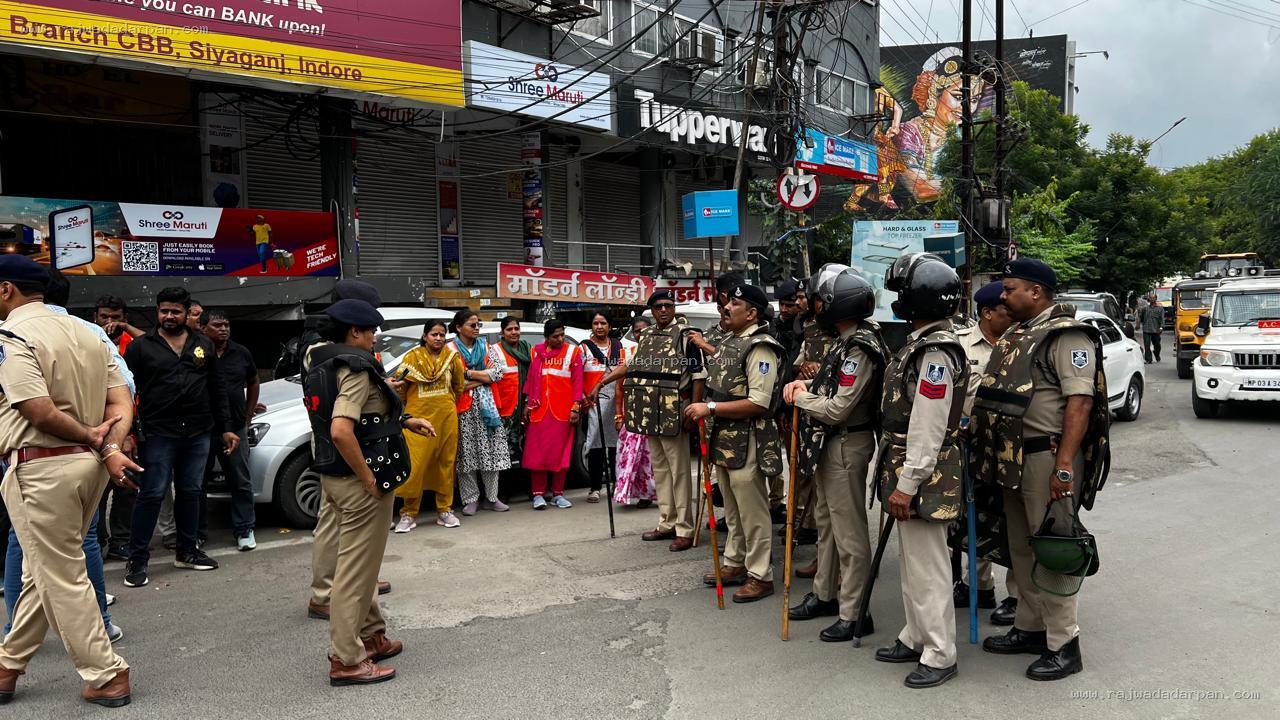 फुटपाथ और दुकानों के बाहर अतिक्रमण पर निगम की कार्रवाई,9 टन से ज्यादा सामान जब्त
- 3