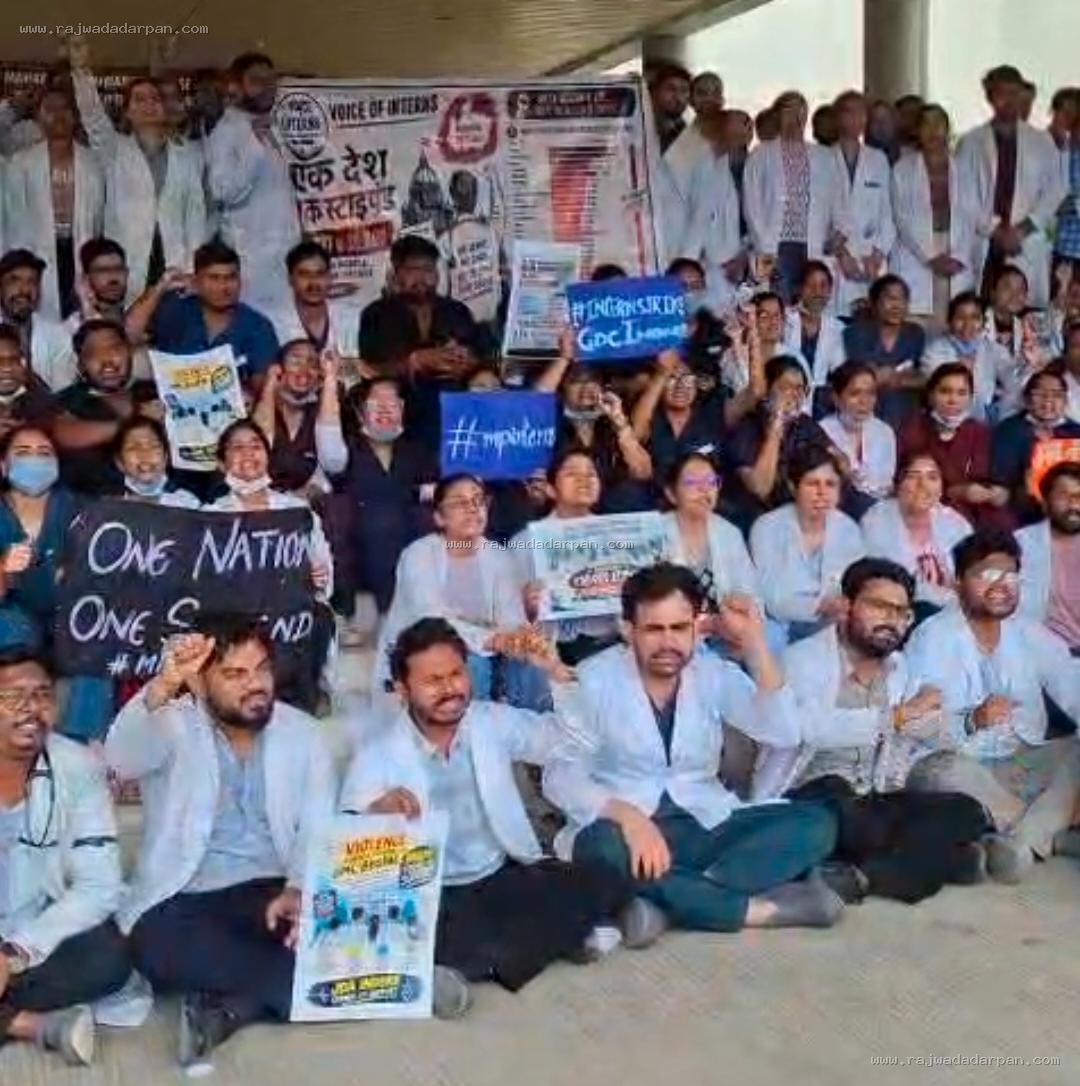 भोपाल में लाठीचार्ज की चिंगारी इंदौर पहुंची,इंटर्न डॉक्टरों का प्रदर्शन

&nbsp; - 2