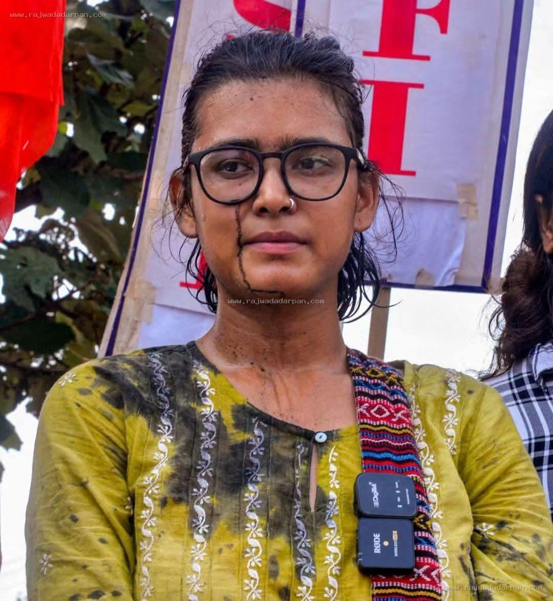 जेपीएससी आंदोलन में एआईएसए अध्यक्ष पर स्याही फेंकी: विधानसभा घेराव के दौरान युवक ने नेहा बोरा को बनाया निशाना, हिरासत में लिया

&nbsp;