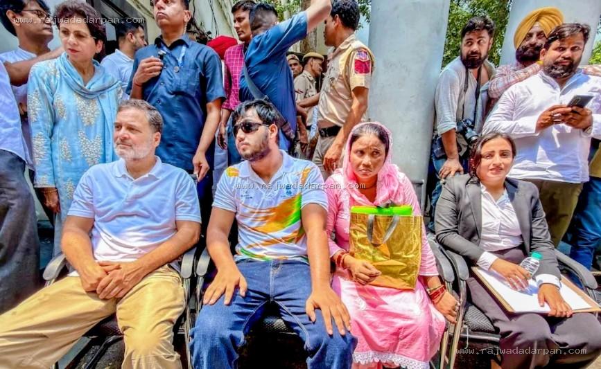 राहुल गांधी का डीसीपी कार्यालय पर सत्याग्रह, विपक्ष के विरोध के बाद एफआईआर दर्ज

&nbsp;