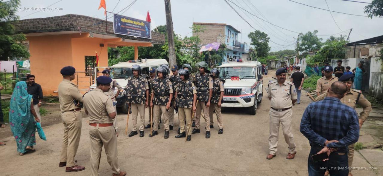संजय नगर कॉलोनी विवाद : शिक्षिका के घर पर पथराव और वाहनों में तोड़फोड़ करने वालों के घर पुलिस टीमों ने दी दबिश

&nbsp;