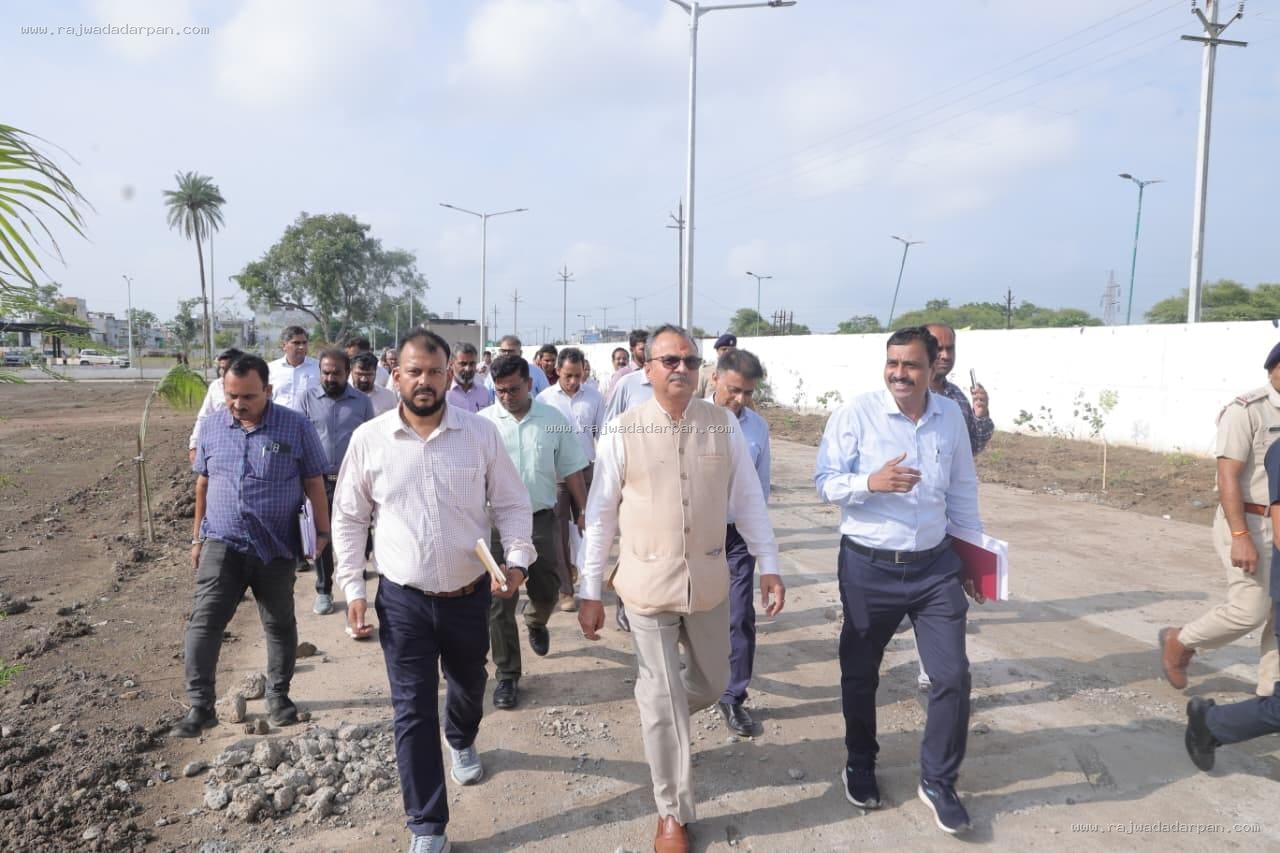 सिंहस्थ-2028 की तैयारियों का रेलवे ने कसा शिकंजा: जीएम ने उज्जैन की परियोजनाओं का किया निरीक्षण, समय पर काम पूरा करने के दिए सख्त निर्देश
- 2