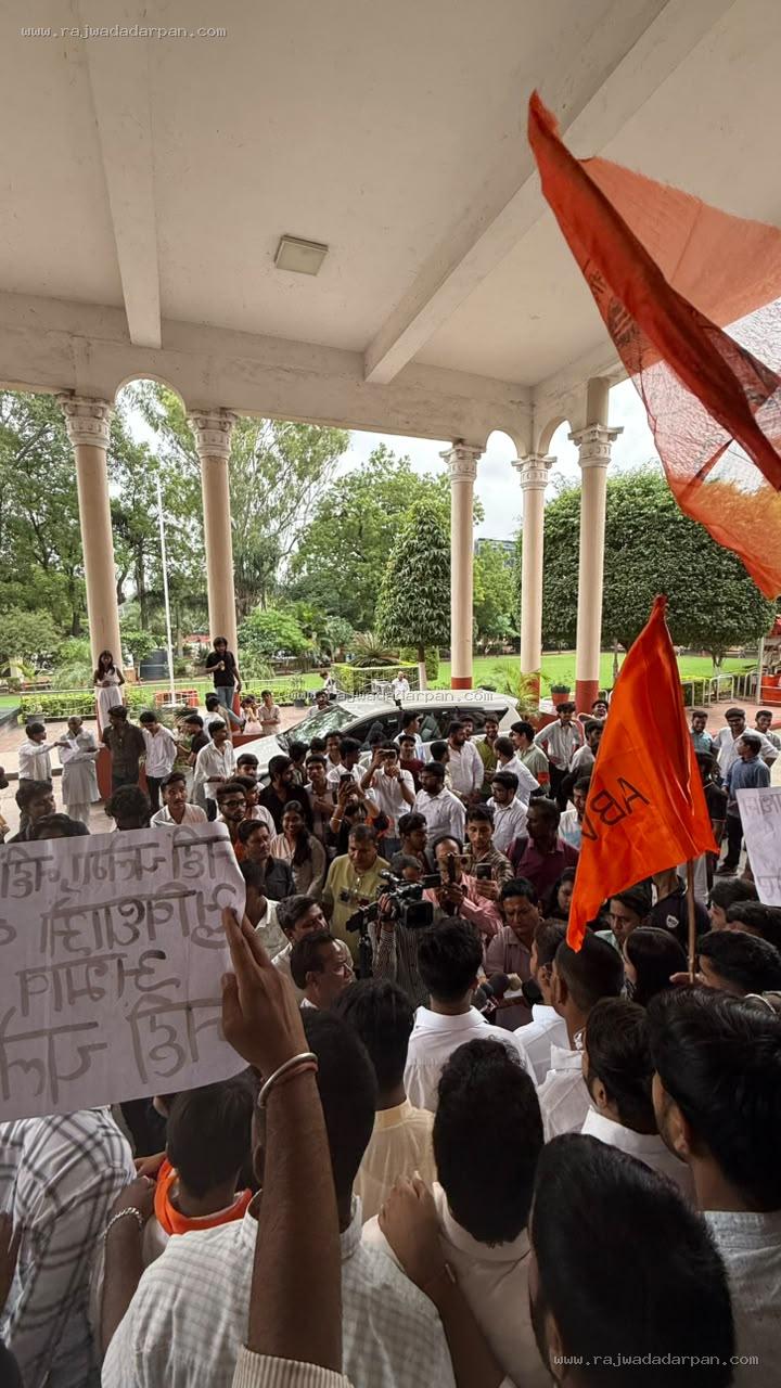 कलेक्टर कार्यालय में छात्रों का हंगामा, बैरिकेड तोड़कर परिसर में घुसे; पुलिस से झूमाझटकी

&nbsp; - 2
