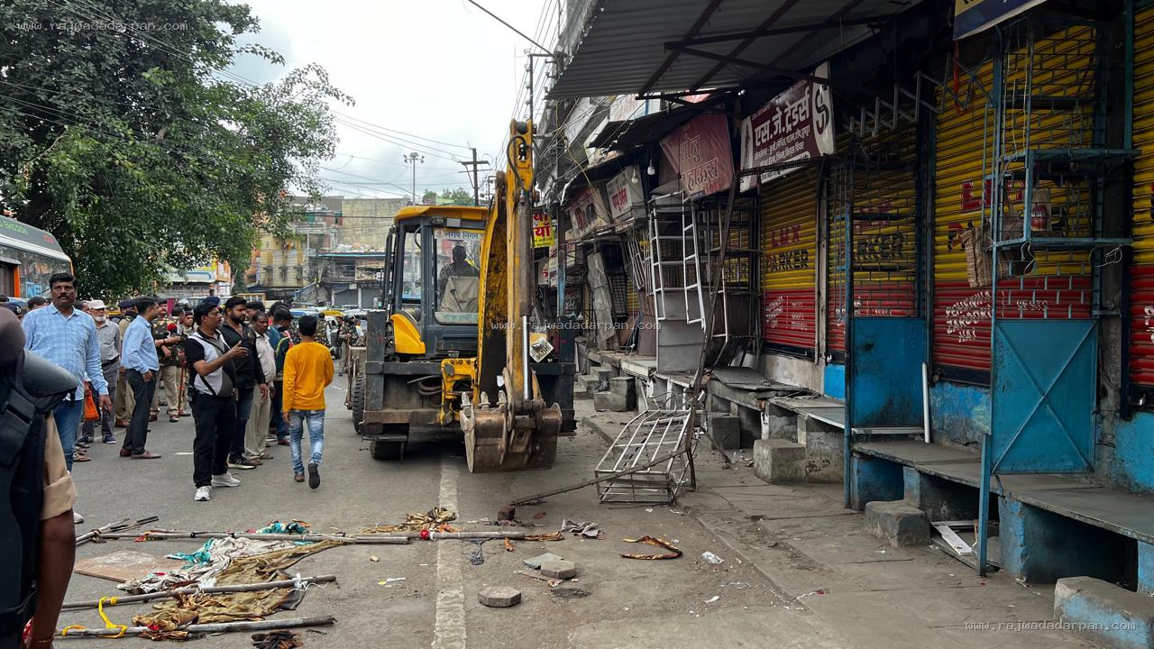 फुटपाथ और दुकानों के बाहर अतिक्रमण पर निगम की कार्रवाई,9 टन से ज्यादा सामान जब्त

&nbsp;