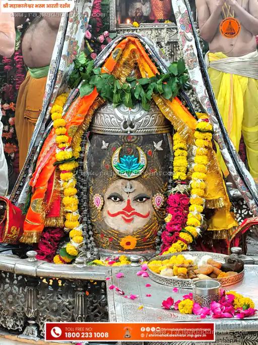 अलौकिक शुक्रवार भस्म आरती: रजत चंद्र, त्रिशूल, मुकुट और राजसी आभूषणों से जगमगाए बाबा महाकाल - 2