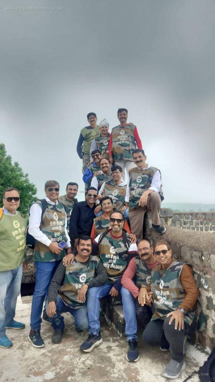 300 सीढ़ियां उतरकर &lsquo;मालवा के छोटे अमरनाथ&rsquo; पहुंचे राइडर्स, फिर 15 किमी कीचड़-पत्थरों में दौड़ी बाइकें

&nbsp; - 2
