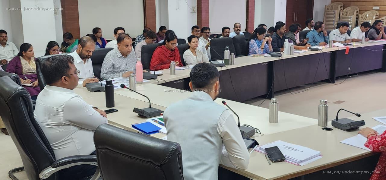 राजस्व मामलों में लापरवाही पर कलेक्टर सख्त: रीडर निलंबित, तहसीलदार को नोटिस; बोले- लंबित प्रकरणों का समय पर करें निराकरण

&nbsp;