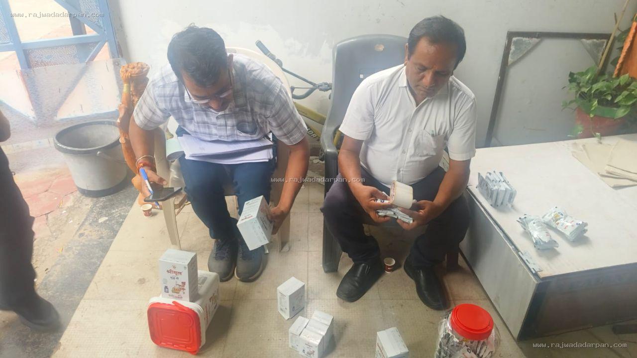 इंदौर में नकली घी पर सबसे बड़ी मार: ₹12.21 लाख का 2,165 किलो संदिग्ध घी जब्त, बिना लाइसेंस फैक्ट्री भी सील

&nbsp; - 2