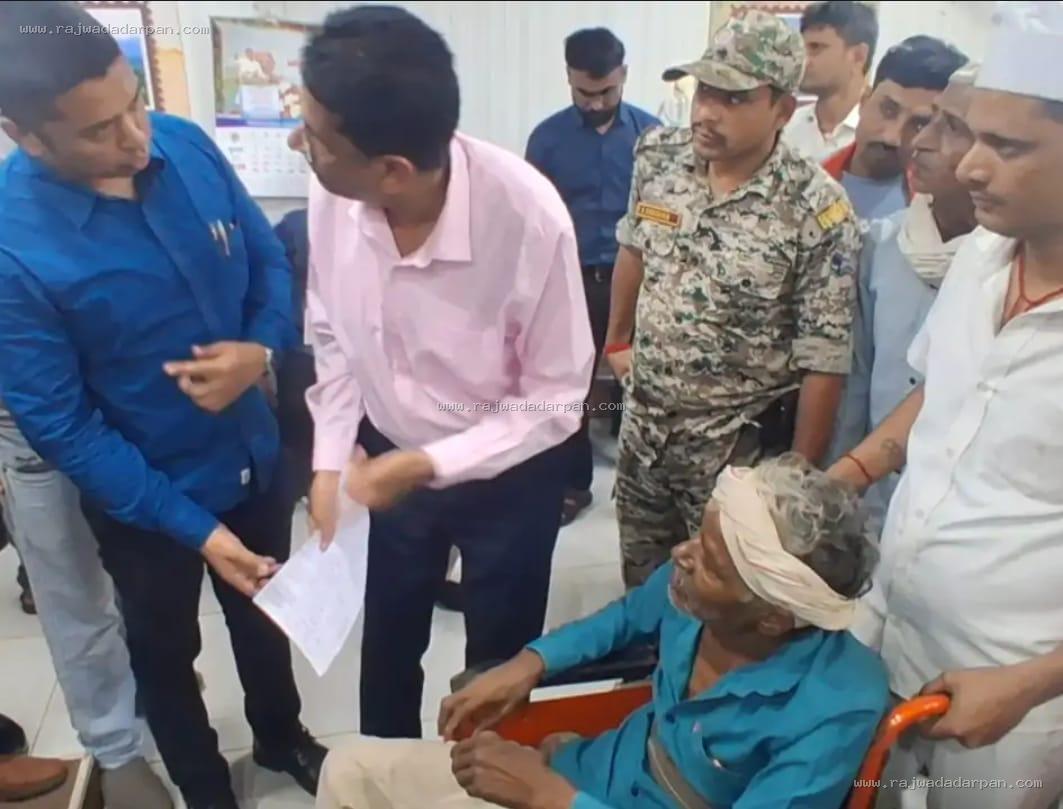 दो साल से व्हीलचेयर-पेंशन का इंतजार, गोद में कलेक्ट्रेट पहुंचे दिव्यांग; कलेक्टर ने तत्काल दिए मदद के निर्देश

&nbsp;