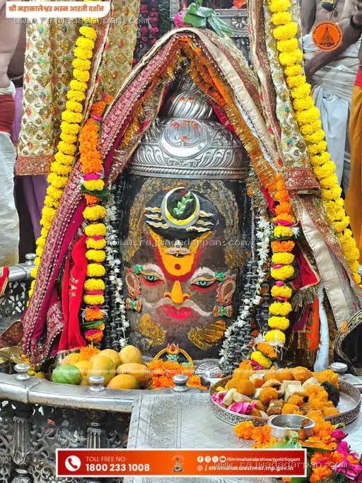 मंगलवार की भस्म आरती: बाबा महाकाल ने धारण किया भव्य राजा स्वरूप, रजत चंद्र-त्रिशूल व ड्रायफ्रूट से अलौकिक शृंगार - 3