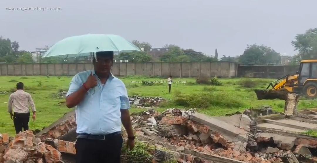 कलेक्टर शिवम वर्मा के निर्देश पर मुंडलानायता में चला बुलडोजर,&nbsp; - 3