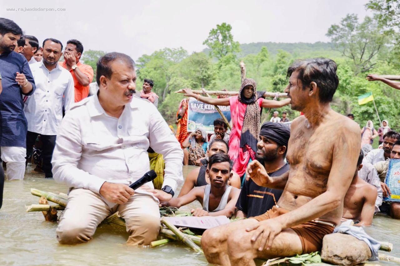 नेता प्रतिपक्ष छतरपुर में केन-बेतवा लिंक परियोजना से प्रभावित किसानों, दलितों और आदिवासियों से मिले