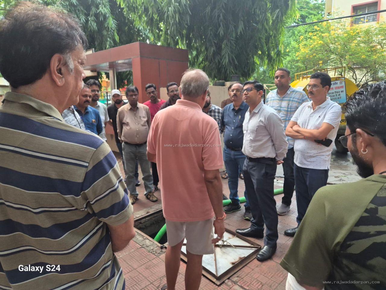 गंदे पानी की शिकायत पर एक्शन मोड में निगम आयुक्त, स्नेहलतागंज पहुंचकर रहवासियों से की चर्चा