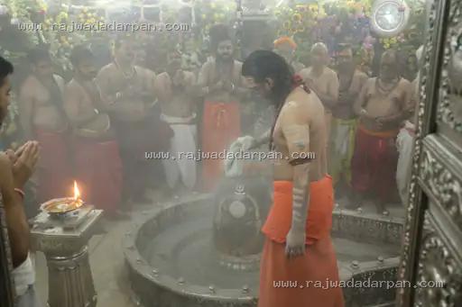 सावन के पहले सोमवार से पहले ही गूंजी महाकाल की नगरी, तड़के 3 बजे खुले पट, दिव्य श्रृंगार ने मोहा मन - 2