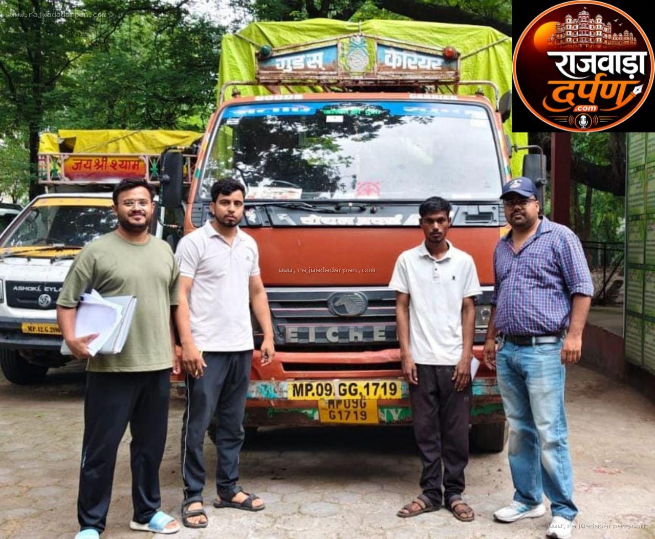 धार रोड पर नीम की लकड़ी से भरा आयसर जब्त, दस्तावेज नहीं मिलने पर वन विभाग की कार्रवाई