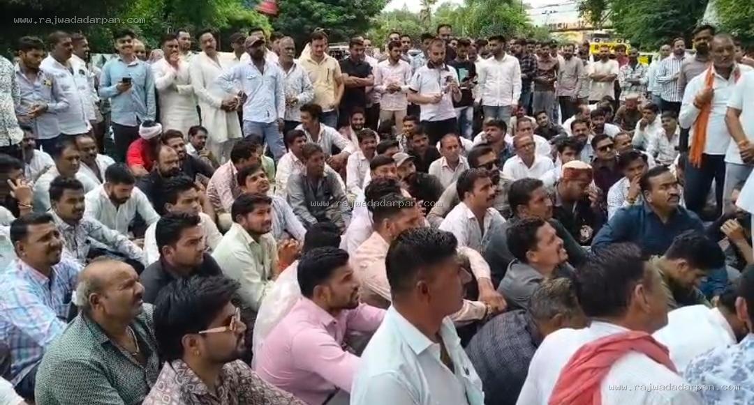 दूध का भाव 70 रुपए लीटर करने की मांग, कलेक्टर कार्यालय पहुंचे किसान

&nbsp;