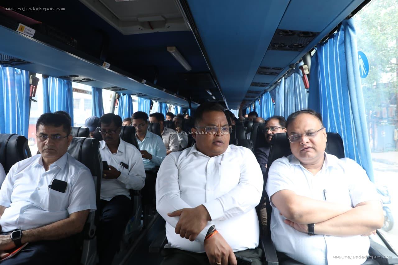 दफ्तर छोड़ गांव पहुंचे अफसर: संभागायुक्त-कलेक्टर समेत पूरा प्रशासन बस से अंबाचंदन पहुंचा, जनविश्वास अभियान शुरू &nbsp; - 2