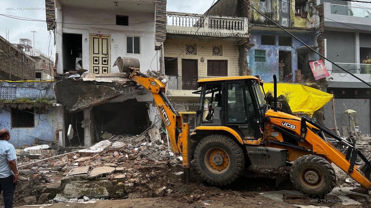 सड़क चौड़ीकरण में बाधक 7 मकानों के अवैध निर्माण पर चला निगम का पंजा

&nbsp;