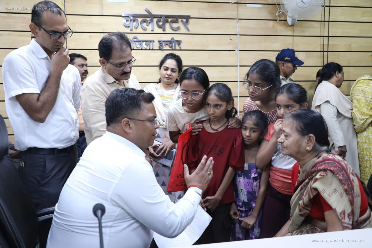 जनसुनवाई में पिघला प्रशासन का दिल: अनाथ बहनों की फीस माफ, दिव्यांग बच्चे और जरूरतमंद परिवार को मिली आर्थिक मदद