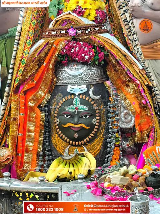 गुरुवार भस्म आरती: भांग, सुगंधित पुष्प, ड्रायफ्रूट और दिव्य आभूषणों से सजे बाबा महाकाल, उमड़ा श्रद्धालुओं का जनसैलाब - 2