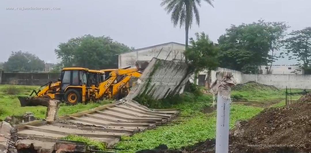 कलेक्टर शिवम वर्मा के निर्देश पर मुंडलानायता में चला बुलडोजर,&nbsp; - 2