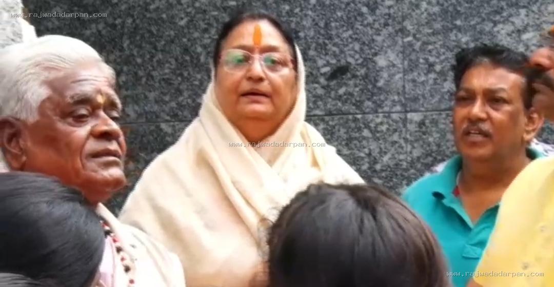तरण पुष्कर बचाने तैराकों का मोर्चा: विधायक मालिनी गौड़ के घर पहुंचे खिलाड़ी, बोलीं- मुख्यमंत्री से करूंगी चर्चा

&nbsp; - 3