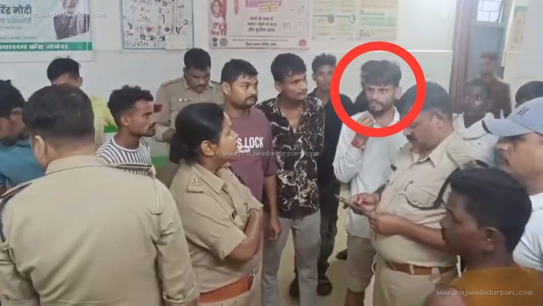 एफआईआर में नामजद आरोपी पुलिस अफसरों के साथ दिखा,उठे सवाल

&nbsp;