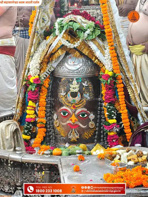 महाकाल की सोमवार भस्म आरती: पंचामृत अभिषेक संग राजा स्वरूप में हुए विराजमान - 2