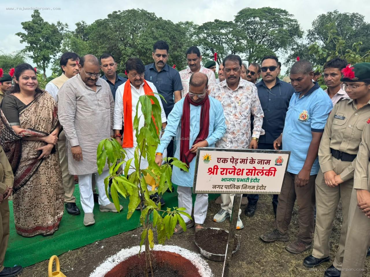 'एक पेड़ माँ के नाम' अभियान का आगाज: कृषि महाविद्यालय में 15 हजार पौधे रोपे, मंत्री कैलाश बोले- प्राकृतिक खेती से घटेगा इलाज का खर्च

&nbsp; - 2