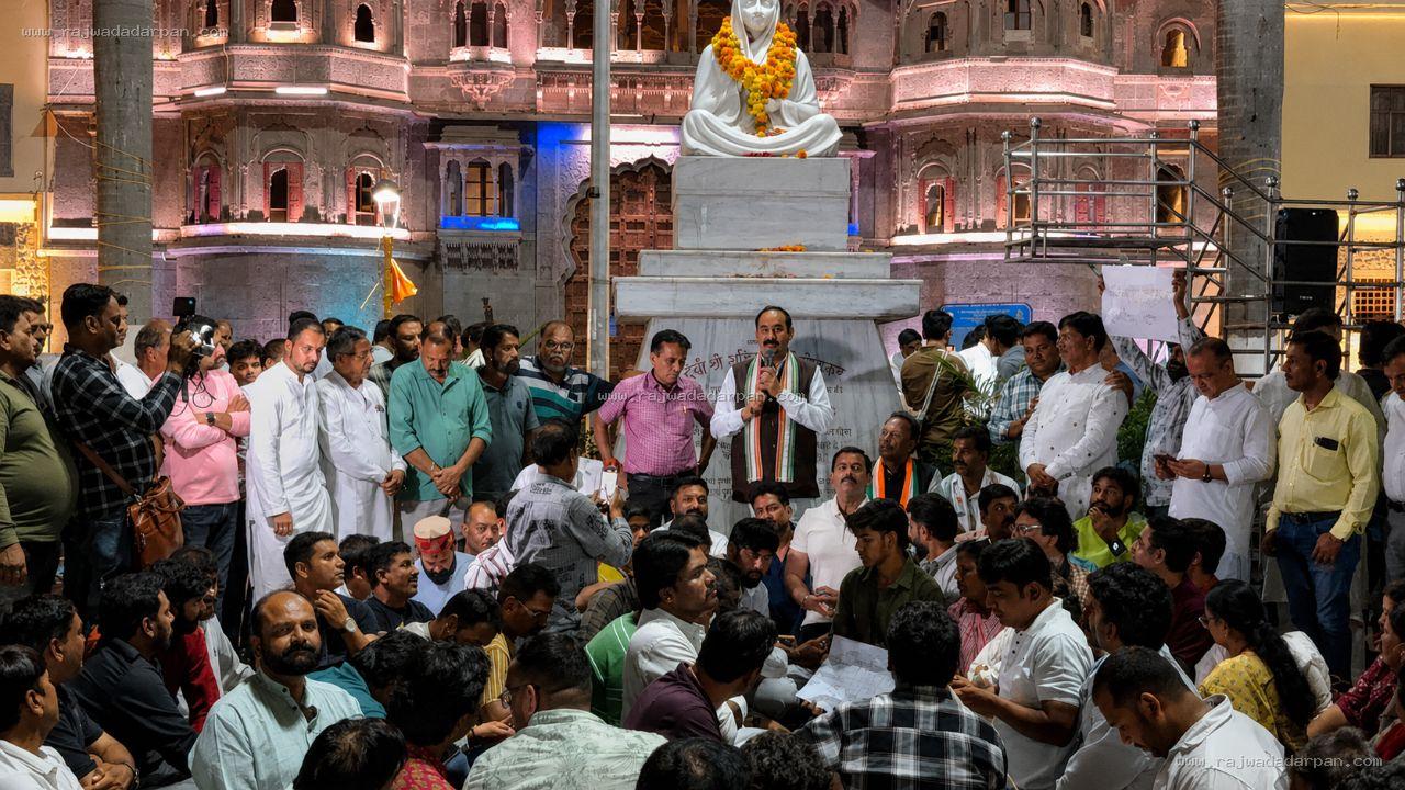 दिल्ली में छात्रों पर कार्रवाई के विरोध में इंदौर में कांग्रेस का धरना, राजवाड़ा पर केंद्र सरकार के खिलाफ नारेबाजी

&nbsp;