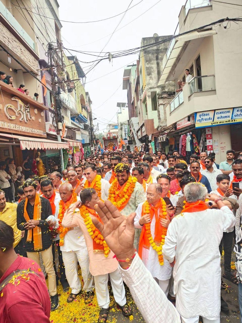 कृष्ण भक्ति में डूबा धार, गूंजे जयकारे; यादव समाज ने निकाला भव्य जुलूस, जगह-जगह फूटी मटकी

&nbsp; - 2