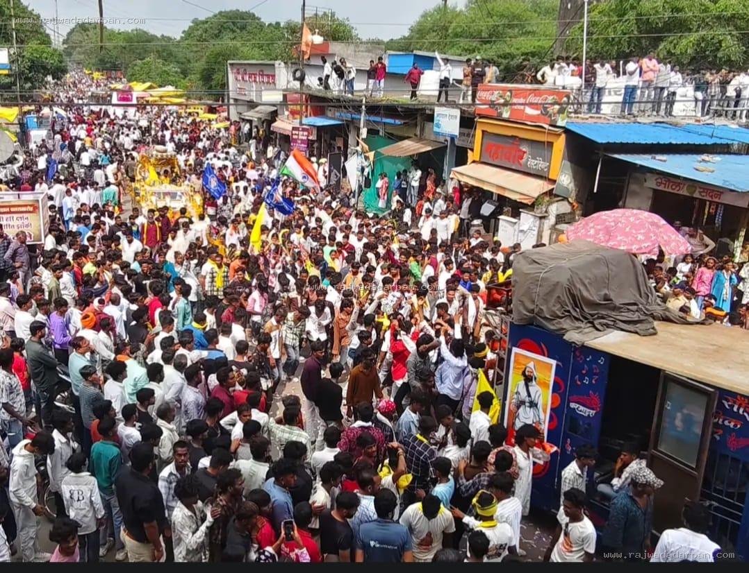 ढोल-मांदल की थाप पर थिरके युवा, तीर-कमान के साथ निकली आदिवासी संस्कृति की रैली

&nbsp;