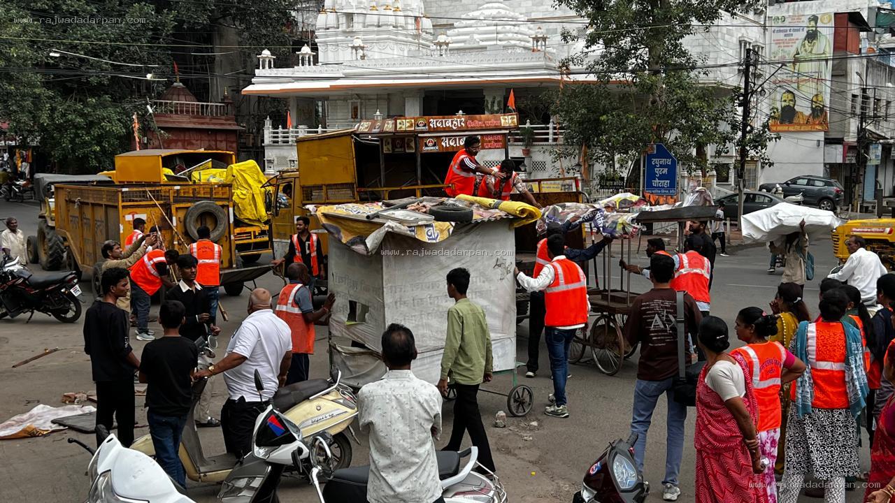 फुटपाथ और दुकानों के बाहर अतिक्रमण पर निगम की कार्रवाई,9 टन से ज्यादा सामान जब्त
- 2