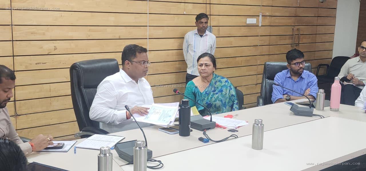 कलेक्टर शिवम वर्मा का एक्शन: सीएम हेल्पलाइन में लापरवाही पर 5 पर कार्रवाई, लेखापाल निलंबित; 3 पर जुर्माना