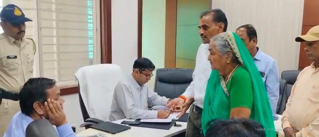 नामांतरण गड़बड़ी पर निगम पहुंचे परिवार, बोले- हमारा प्लॉट किसी और के नाम दर्ज कर दिया

&nbsp;
