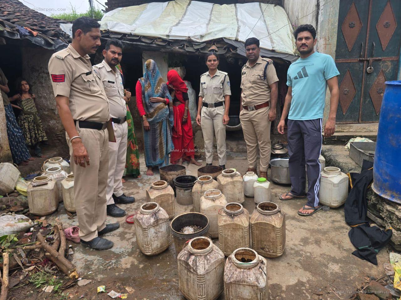 रनेह में कच्ची शराब का खेल पकड़ा, 3 महिलाओं से 15 लीटर शराब और 150 किलो लहान जब्त

&nbsp;