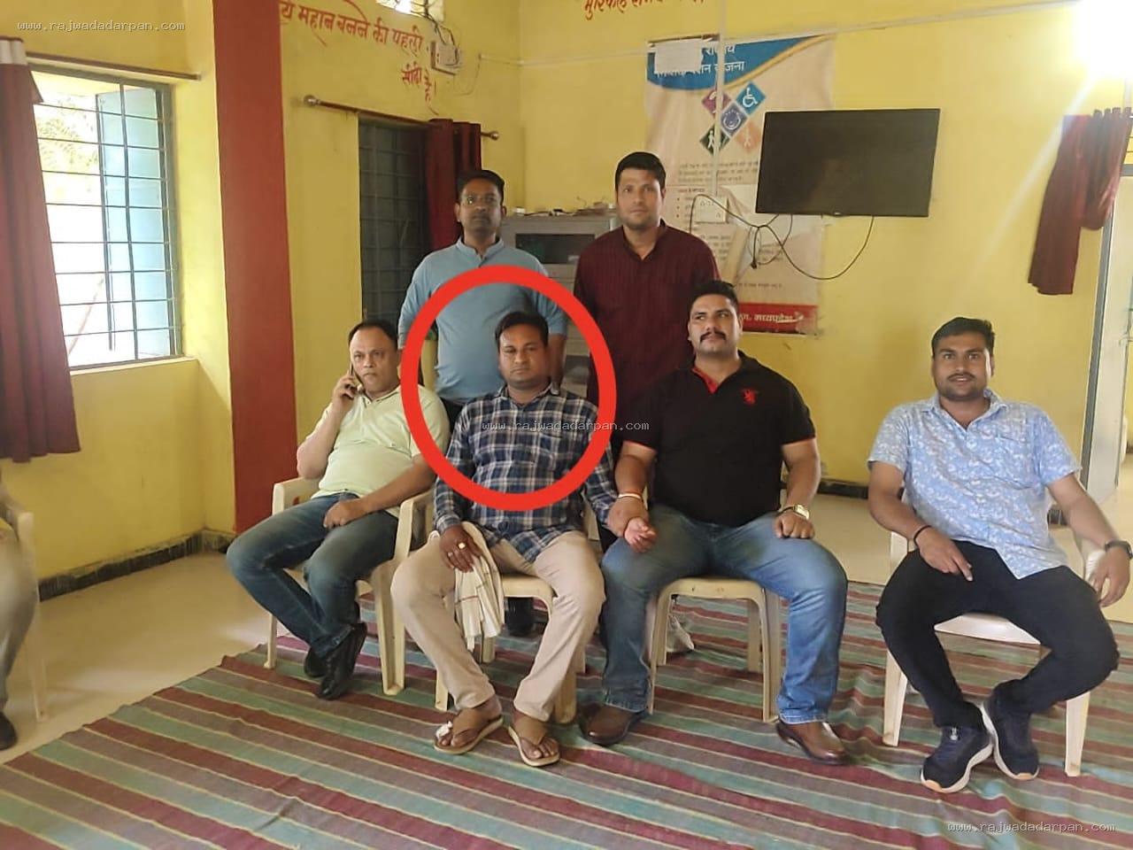 PM आवास में 'घूस का खेल' बेनकाब: तीसरी किस्त के लिए 30 हजार की मांग, 8 हजार लेते रोजगार सहायक रंगे हाथ गिरफ्तार

&nbsp;