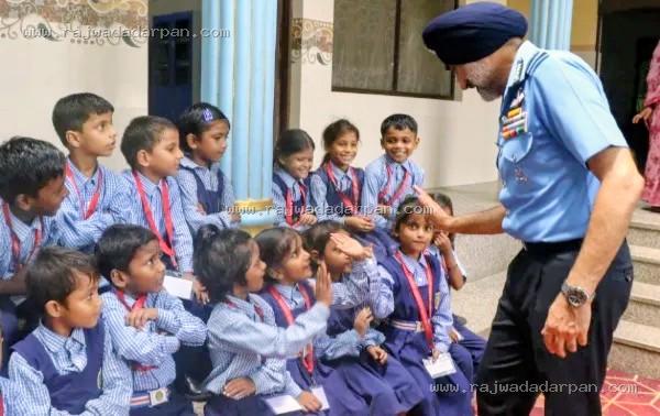 30 साल पुरानी दोस्ती निभाने पत्नी संग गोरखपुर पहुंचे एयर चीफ मार्शल, गुरुकुल के छात्रों को दिया सफलता का मंत्र

&nbsp;