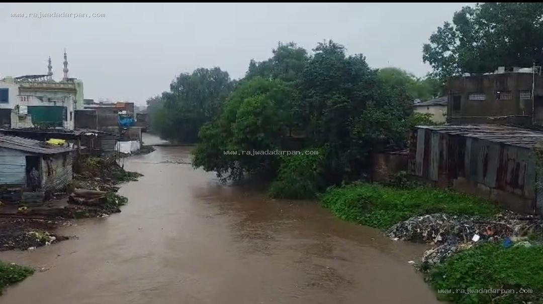 बारिश ने बुलढाणा की रफ्तार रोकी: सड़कें डूबीं, कई गांवों का संपर्क टूटा, बाढ़ जैसे हालात

&nbsp;